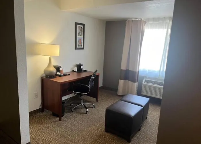 Comfort Inn&suites North - Deer Valley Hotel