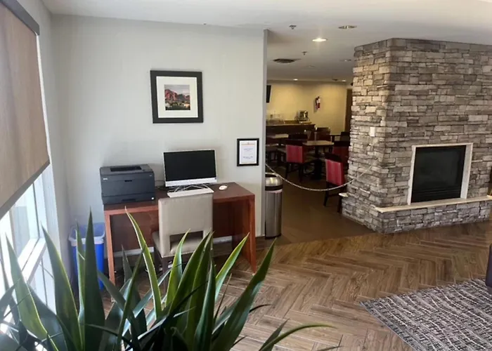 Comfort Inn&suites North - Deer Valley 3*