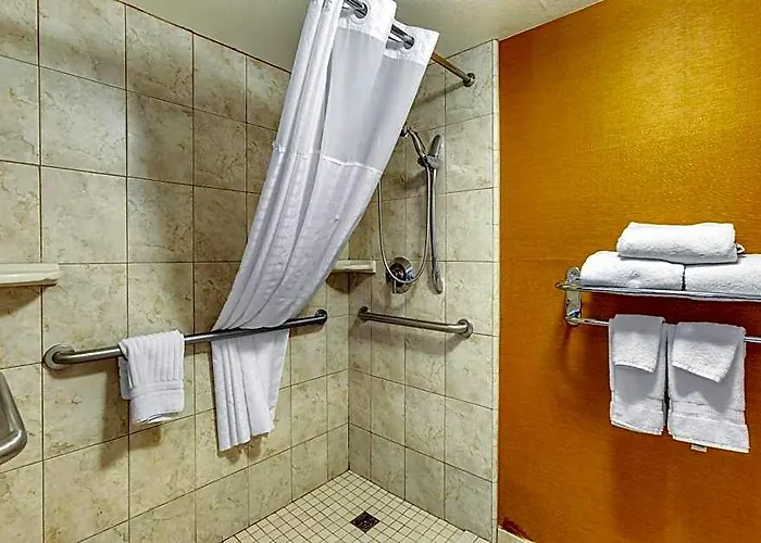 Comfort Inn&suites North - Deer Valley Hotel 3*