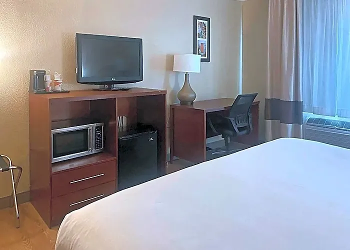Comfort Inn&suites North - Deer Valley Hotel 3*